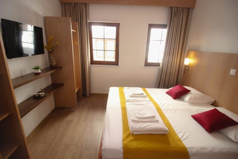 Standard Double Room | Minibar, individually decorated, individually furnished, desk