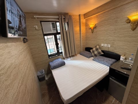 Double Room, Non Smoking | In-room safe, soundproofing, iron/ironing board, free WiFi