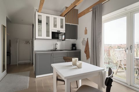 Superior Studio Suite, 1 Bedroom | Soundproofing, iron/ironing board, free WiFi, bed sheets