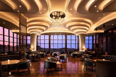 2 restaurants; breakfast, lunch, and dinner served