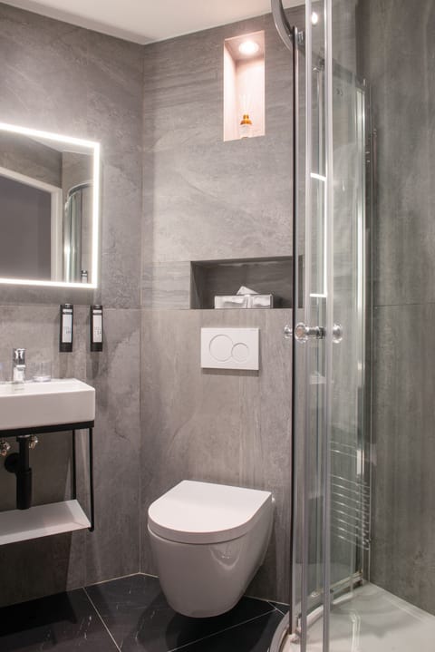Standard Double Room | Bathroom | Free toiletries, hair dryer, towels