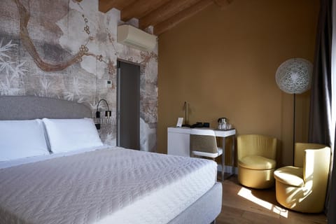 In-room safe, desk, soundproofing, free WiFi