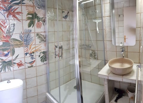 Comfort Double Room, 1 Queen Bed | Bathroom | Shower, free toiletries, hair dryer, towels