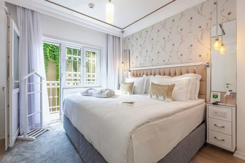 Junior Suite | Minibar, in-room safe, desk, laptop workspace