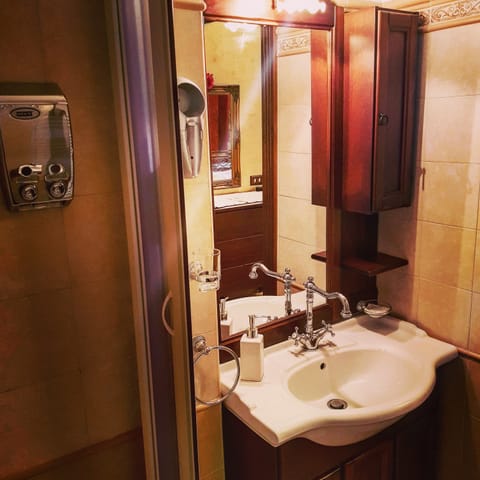 Superior Condo, Ensuite | Bathroom | Hair dryer, towels