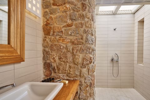 Honeymoon Studio Suite, Jetted Tub | Bathroom | Shower, free toiletries, hair dryer, towels