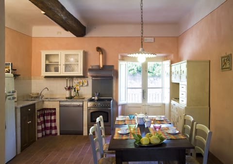 Apartment, 3 Bedrooms, 2 Bathrooms (Mimi) | Private kitchen | Oven, stovetop, dishwasher, coffee/tea maker