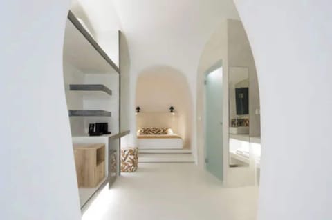 Cave Suite with Seaview Terrace | Minibar, in-room safe, desk, laptop workspace