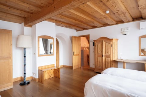 Family Room, Multiple Beds | Minibar, in-room safe, free cribs/infant beds, free WiFi