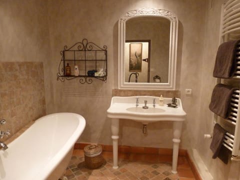 Superior Double Room | Bathroom | Hair dryer, towels