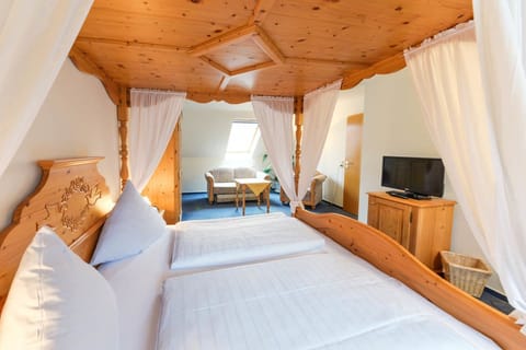 Suite | In-room safe, blackout drapes, soundproofing, iron/ironing board