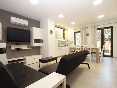 Standard House, 4 Bedrooms (0214) | Living area | TV