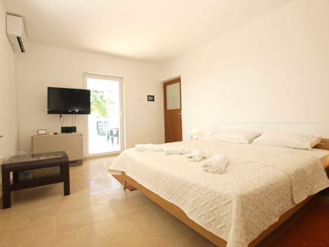 Standard Apartment, 2 Bedrooms (0303) | 2 bedrooms, iron/ironing board, free WiFi, bed sheets