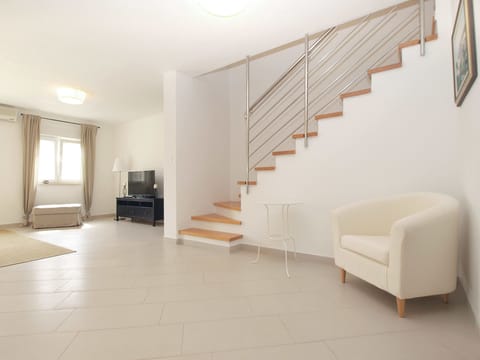 Standard House, 3 Bedrooms (0410) | Living area | TV