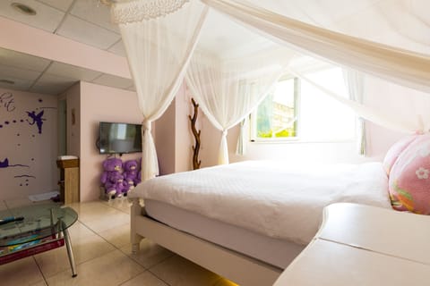 City Double Room, 1 Queen Bed | Desk, blackout drapes, soundproofing, free WiFi