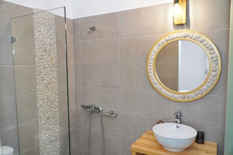 Executive Double Room (Semi Basement) | Bathroom | Hair dryer, towels