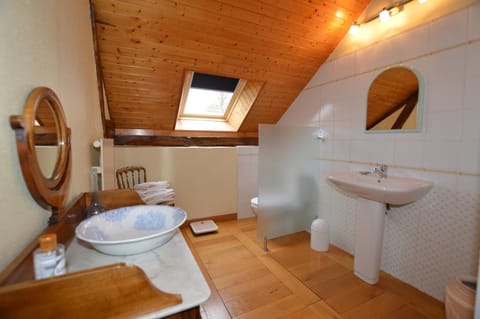 Triple Room (Jaune) | Bathroom | Shower, hair dryer, towels