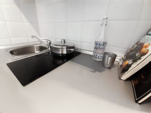 Full-size fridge, microwave, stovetop, cookware/dishes/utensils