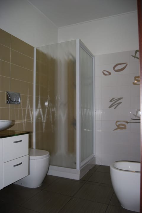 Shower, rainfall showerhead, free toiletries, hair dryer