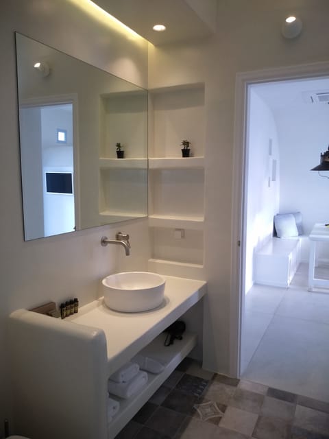 Family House, Multiple Beds, Sea View | Bathroom | Shower, rainfall showerhead, free toiletries, hair dryer
