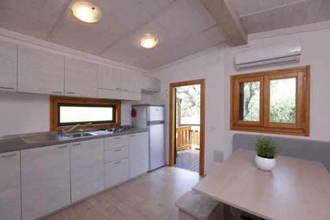 Bungalow | Private kitchen | Stovetop, cookware/dishes/utensils, freezer