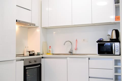 Deluxe Apartment, 1 Bedroom, Non Smoking, City View | Private kitchen | Fridge, microwave, stovetop, dishwasher
