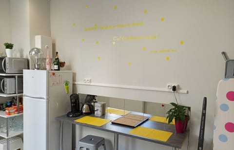 Full-size fridge, microwave, oven, stovetop