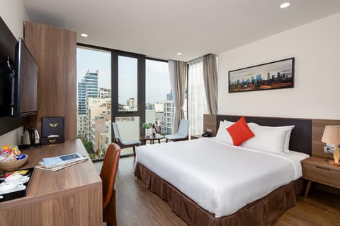 Deluxe Double Room | Minibar, in-room safe, desk, laptop workspace