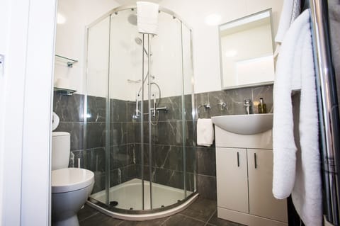 Deluxe Double Room, Ensuite | Bathroom | Shower, free toiletries, hair dryer, towels