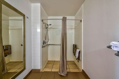 Combined shower/tub, free toiletries, towels