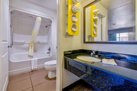 Combined shower/tub, free toiletries, towels