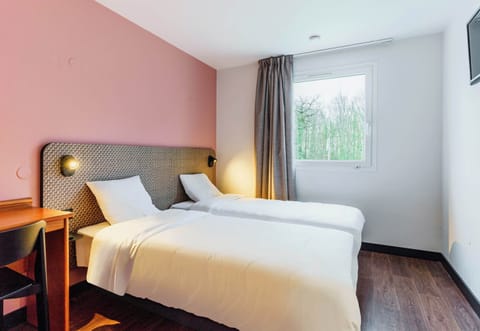 Twin Room | In-room safe, desk, soundproofing, iron/ironing board