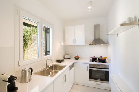 Apartment, 1 Bedroom, Sea View | Private kitchen | Full-size fridge, microwave, oven, stovetop