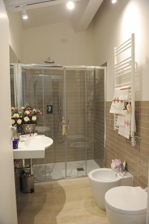 Comfort Double or Twin Room | Bathroom | Shower, free toiletries, hair dryer, bidet