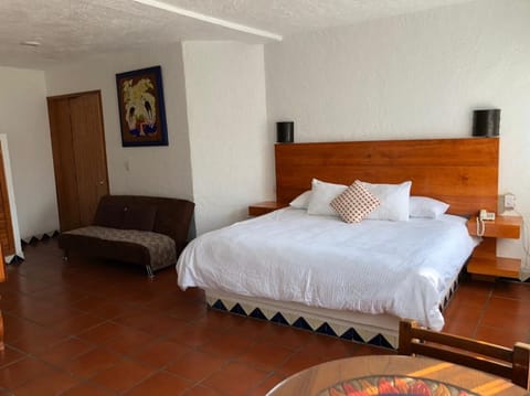 Traditional Suite, Hot Tub | Individually decorated, individually furnished, blackout drapes