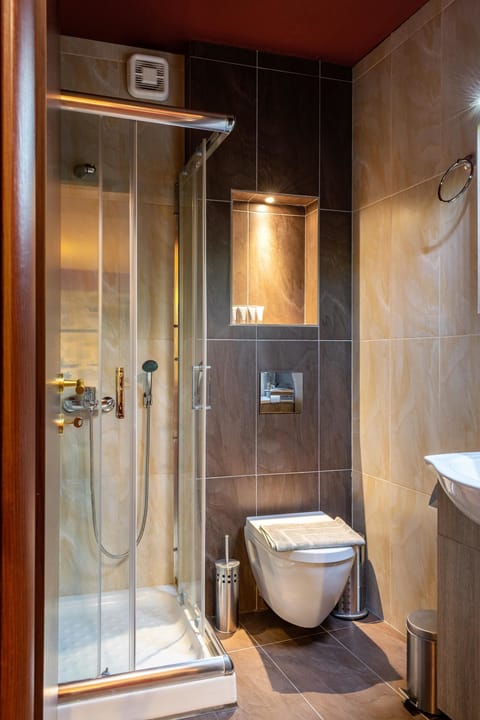 Deluxe Bungalow, 1 Bedroom, Kitchenette, Mountain View | Bathroom | Combined shower/tub, hair dryer, slippers, towels