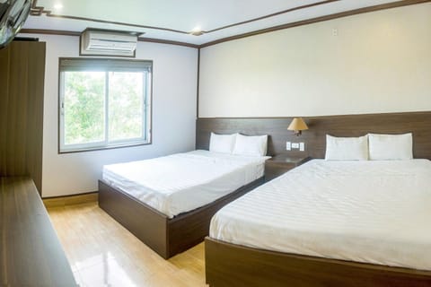 Family Room, Garden View | Minibar, soundproofing, free WiFi, bed sheets