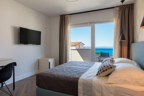 Deluxe Double or Twin Room, Sea View | In-room safe, desk, blackout drapes, soundproofing