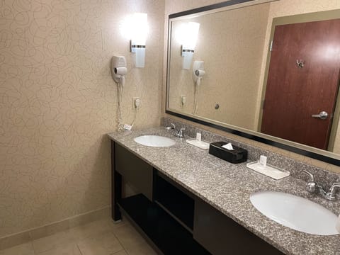 Standard Room | Bathroom | Combined shower/tub, free toiletries, hair dryer, towels