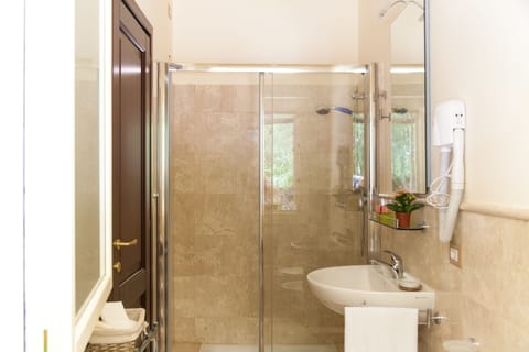 Deluxe Room, 1 King Bed | Bathroom | Shower, rainfall showerhead, free toiletries, hair dryer