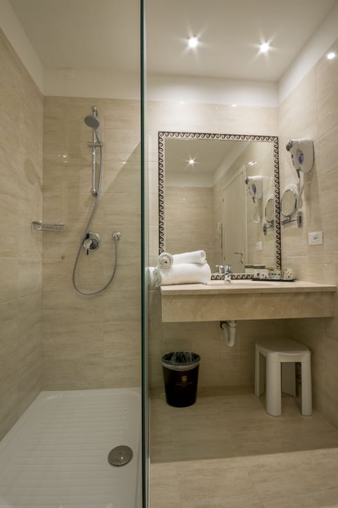 Combined shower/tub, rainfall showerhead, eco-friendly toiletries
