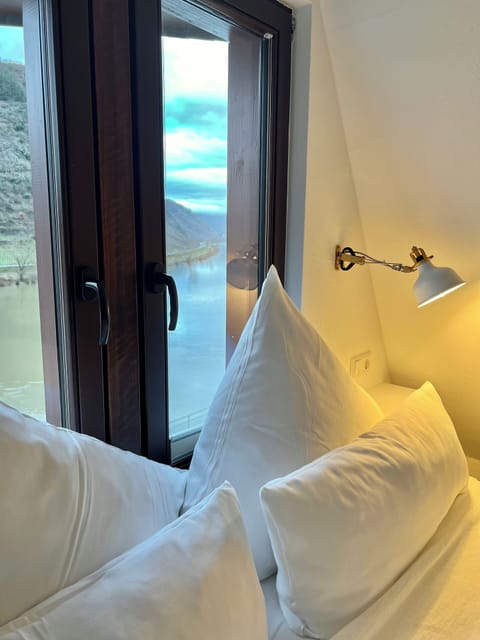 Exclusive Suite | 1 bedroom, hypo-allergenic bedding, desk, free cribs/infant beds