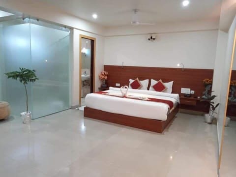 Egyptian cotton sheets, premium bedding, minibar, individually decorated
