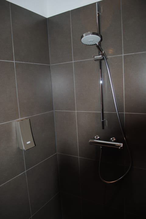 Twin Room | Bathroom shower