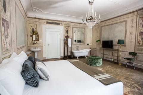 Royal Double Room | Minibar, in-room safe, soundproofing, free WiFi