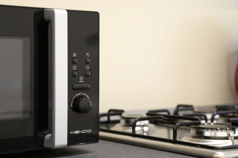 Full-size fridge, microwave, oven, stovetop