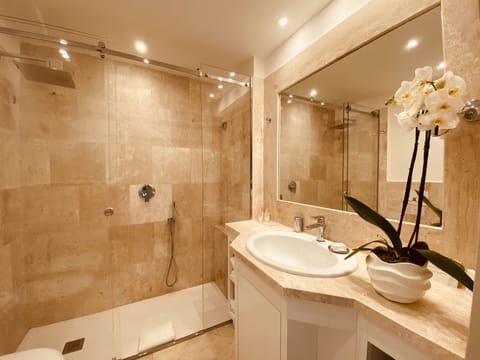 Superior Room, 1 Queen Bed, Pool View | Bathroom | Hair dryer, bathrobes, slippers, bidet