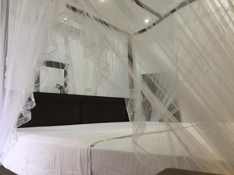 Deluxe Double Room, 1 Queen Bed, City View | 2 bedrooms, individually decorated, individually furnished, desk