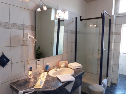 Double Room | Bathroom | Shower, towels