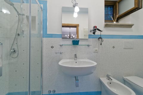 Shower, free toiletries, hair dryer, bidet